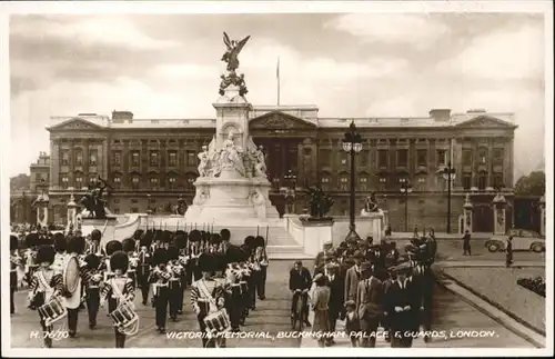 London Victoria Memorial Buckingham Palace Guards / City of London /Inner London - West