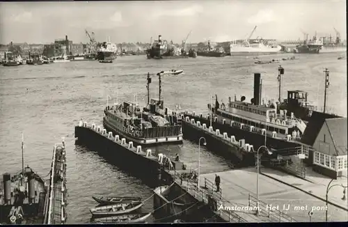 Amsterdam Het IJ met pont *