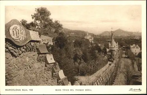 Barcelona Muro Tipico Parque Guell *