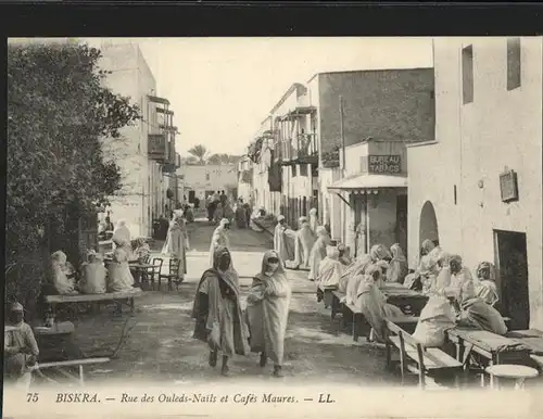 wx53266 Biskra Rue des Ouleds-Nails
Cafes Maures Kategorie. Algerien Alte Ansichtskarten