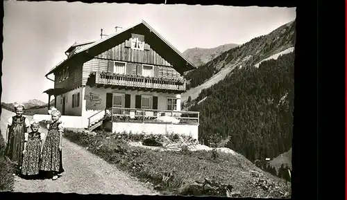 wz28959 Hirschegg Kleinwalsertal Vorarlberg Haus in der Sonne Kategorie. Mittelberg Alte Ansichtskarten