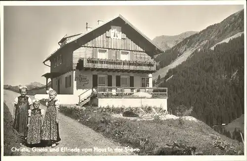 wz29096 Hirschegg Kleinwalsertal Vorarlberg Haus in der Sonne Kinder des Hauses Kategorie. Mittelberg Alte Ansichtskarten