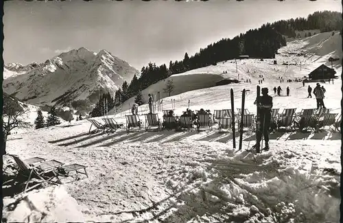 wz29288 Hirschegg Kleinwalsertal Vorarlberg Skifahrer Liegestuehle Kategorie. Mittelberg Alte Ansichtskarten