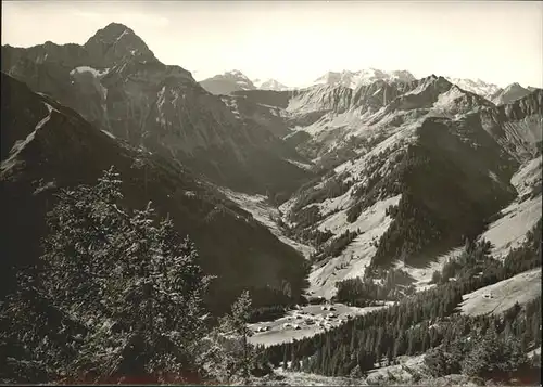 Baad Kleinwalsertal Bergpanorama