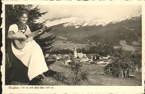 Riezlern Kleinwalsertal Frau Tracht Gitarre