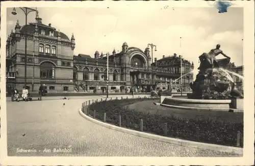 Schwerin Mecklenburg Bahnhof Springbrunnen / Schwerin /Schwerin Stadtkreis