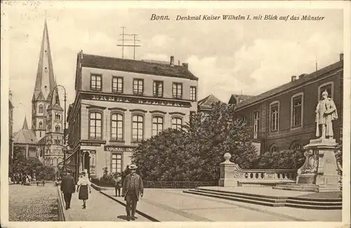 Bonn Rhein Denkmal Kaiser Wilhelm I mit Blick auf das Muenster / Bonn /Bonn Stadtkreis