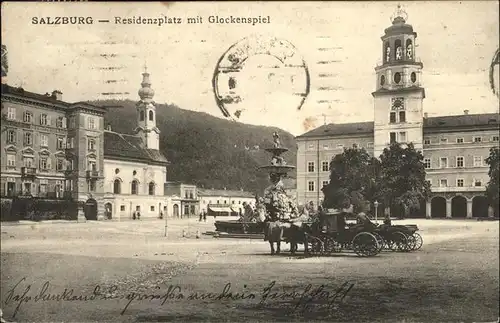 Salzburg Oesterreich Residenzplatz mit Glockenspiel Pferdekutsche Kat. Salzburg