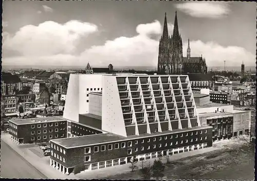 Koeln Neues Opernhaus mit Dom