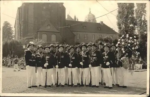 Neuss Maenner in Uniform