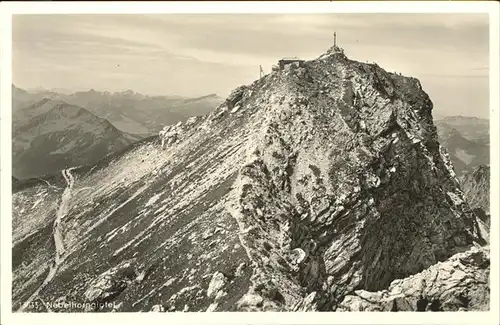 Oberstdorf Nebelhorn mit Gipfelhuette Allgaeuer Alpen Blick gegen Ifen und Scesaplana Kat. Oberstdorf