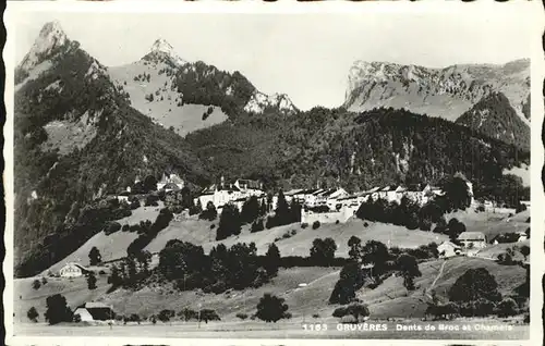 Gruyeres FR Panorama avec Dents de Broc et Chamois Kat. Gruyeres