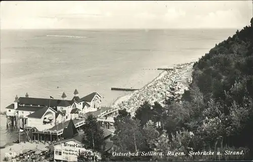 Sellin Ostseebad Ruegen Seebruecke und Strand