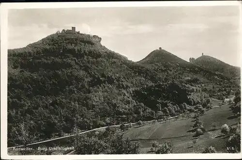 Annweiler Trifels Panorama mit Burg Dreifaltigkeit / Annweiler am Trifels /Suedliche Weinstrasse LKR