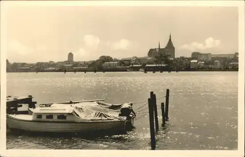 Rostock Mecklenburg Vorpommern Blick von Gehlsdorf auf die Stadt Boot Kirche