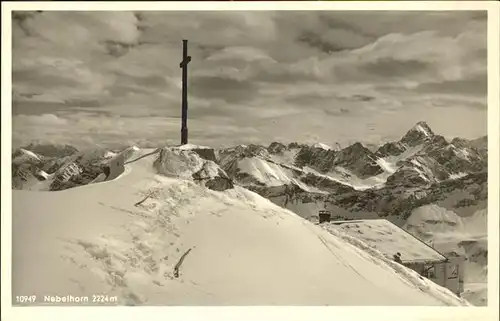 Oberstdorf Nebelhorn Gipfelkreuz Gipfelhuette Blick gegen Zugspitze und Hochvogel Allgaeuer Alpen Kat. Oberstdorf