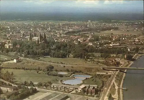Speyer Rhein Blick ueber die Stadt mit Dom Schwimmbad Rheinbruecke Fliegeraufnahme