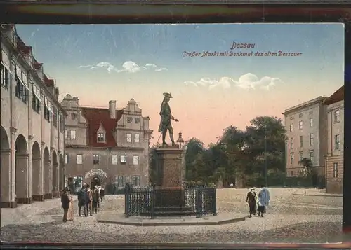 Dessau-Rosslau Grosser Markt mit Denkmal des alten Dessauer Fuerst Leopold / Dessau-Rosslau /Anhalt-Bitterfeld LKR