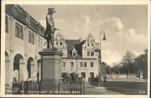 Dessau-Rosslau Grosser Markt mit Denkmal des alten Dessauer Fuerst Leopold / Dessau-Rosslau /Anhalt-Bitterfeld LKR