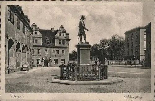 Dessau-Rosslau Schlossplatz mit Denkmal / Dessau-Rosslau /Anhalt-Bitterfeld LKR