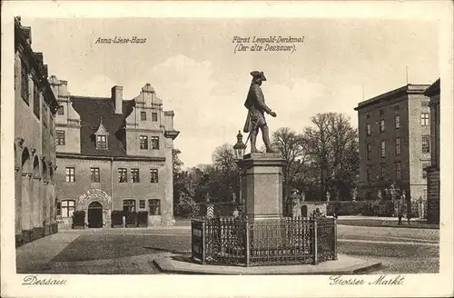 Dessau-Rosslau Anna Liese Haus mit Fuerst Leopold Denkmal  / Dessau-Rosslau /Anhalt-Bitterfeld LKR