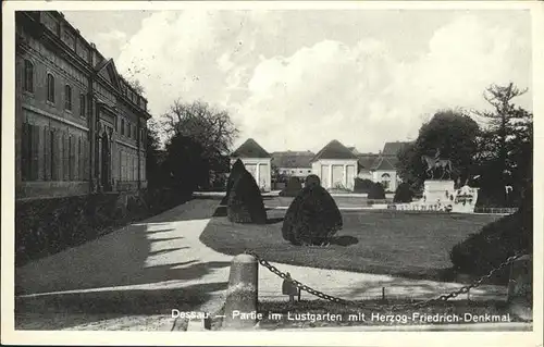 Dessau-Rosslau Partie im Lustgarten mit Herzog Friedrich Denkmal / Dessau-Rosslau /Anhalt-Bitterfeld LKR