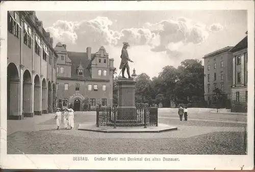 Dessau-Rosslau Grosser Markt mit Denkmal des alten Dessauer Feldpost / Dessau-Rosslau /Anhalt-Bitterfeld LKR