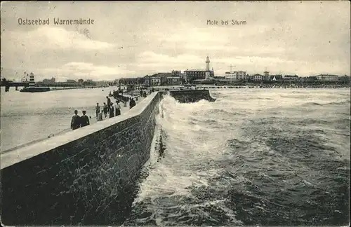 Warnemuende Mole bei Sturm Kat. Rostock