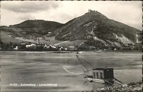 Wien Partie an der Donau Blick zum Kahlenberg und Leopoldsberg Fischerboot Kat. Wien