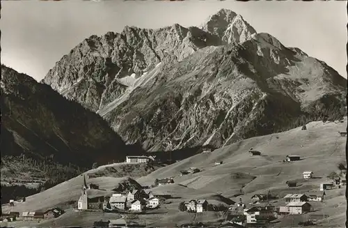 Hirschegg Kleinwalsertal Vorarlberg mit Widderstein und Baerenkopf Kat. Mittelberg