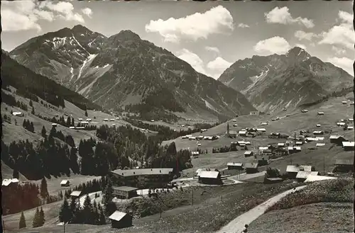 Hirschegg Kleinwalsertal Vorarlberg Ortsansicht mit Alpenpanorama Kat. Mittelberg