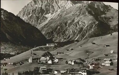 Hirschegg Kleinwalsertal Vorarlberg Ortsansicht mit Widderstein und Baerenkopf Kat. Mittelberg