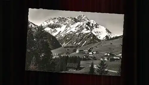 Hirschegg Kleinwalsertal Vorarlberg mit Blick auf Widderstein und Baerenkopf Kat. Mittelberg