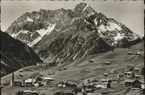 Hirschegg Kleinwalsertal Vorarlberg mit Blick auf Widderstein und Baerenkopf Kat. Mittelberg