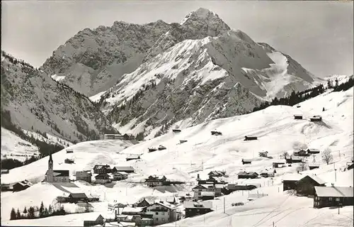 Hirschegg Kleinwalsertal Vorarlberg Ortsansicht mit Widderstein und Baerenkopf Kat. Mittelberg