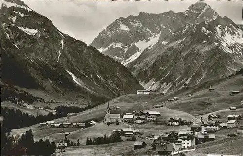 Hirschegg Kleinwalsertal Vorarlberg Ort mit Widderstein und Baerenkopf Kat. Mittelberg