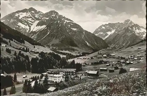 Hirschegg Kleinwalsertal Vorarlberg Blick auf den Ort mit Alpenpanorama Kat. Mittelberg
