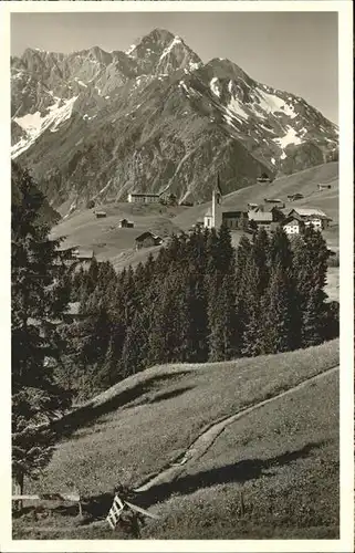 Hirschegg Kleinwalsertal Vorarlberg Ort mit Widderstein und Baerenkopf Kat. Mittelberg
