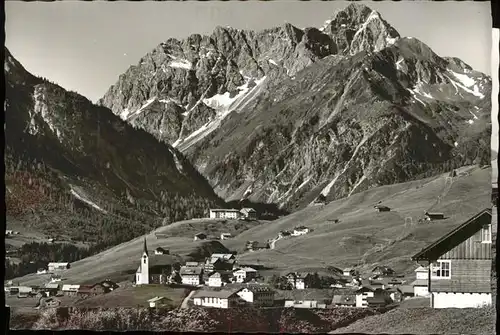 Hirschegg Kleinwalsertal Vorarlberg Ortsansicht mit Widderstein und Baerenkopf Kat. Mittelberg