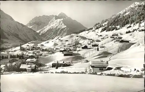 Hirschegg Kleinwalsertal Vorarlberg Ortsansicht mit Widderstein und Baerenkopf Kat. Mittelberg