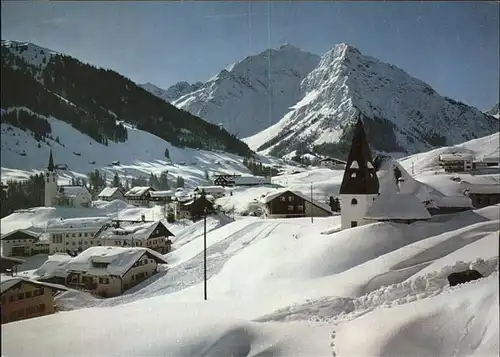 Hirschegg Kleinwalsertal Vorarlberg Ortsansicht mit Elferkopf Zwoelferkopf Kat. Mittelberg