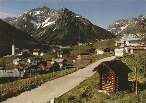 Hirschegg Kleinwalsertal Vorarlberg Ortsansicht mit Elferkopf Zwoelferkopf Widderstein und Baerenkopf Kat. Mittelberg