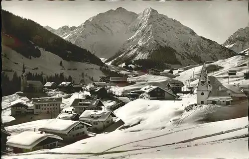 Hirschegg Kleinwalsertal Vorarlberg Ortsansicht mit Elferkopf Zwoelferkopf Kat. Mittelberg