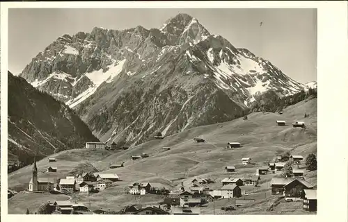 Hirschegg Kleinwalsertal Vorarlberg Ortsansicht mit Widderstein und Baerenkopf Kat. Mittelberg