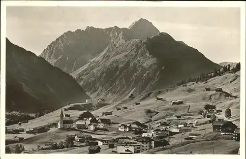 Hirschegg Kleinwalsertal Vorarlberg Ortsansicht mit Widderstein und Baerenkopf Kat. Mittelberg