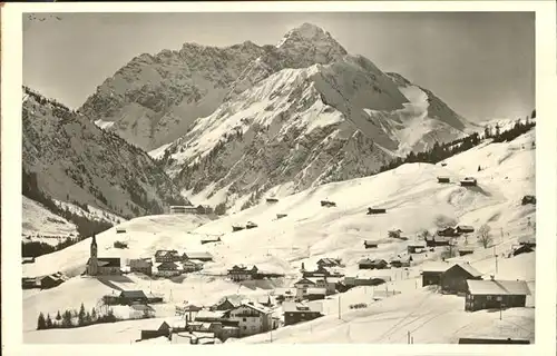 Hirschegg Kleinwalsertal Vorarlberg Ortsansicht mit Widderstein und Baerenkopf Kat. Mittelberg