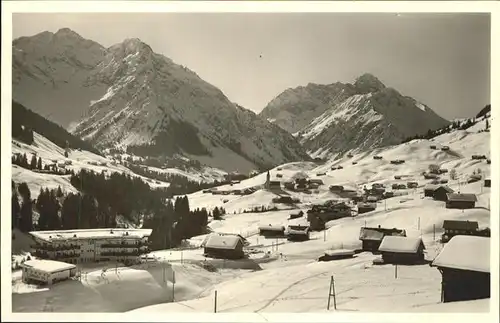 Hirschegg Kleinwalsertal Vorarlberg Ortsansicht mit Elferkopf Zwoelferkopf Widderstein Kat. Mittelberg