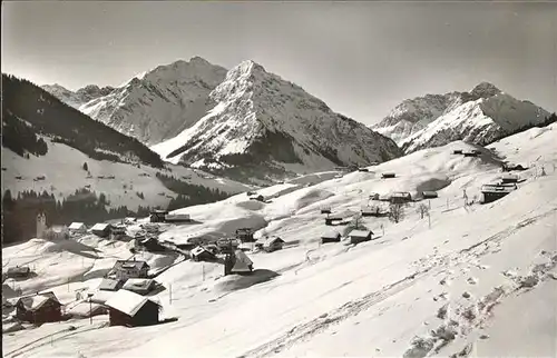 Hirschegg Kleinwalsertal Vorarlberg Ortsansicht mit Elferkopf Zwoelferkopf Widderstein und Baerenkopf Kat. Mittelberg