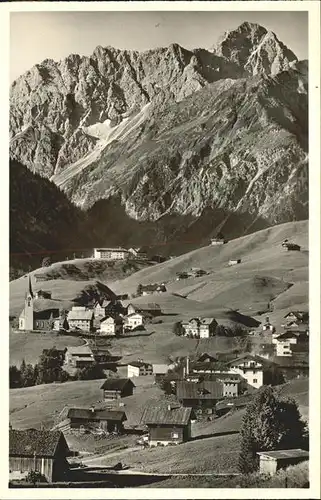 Hirschegg Kleinwalsertal Vorarlberg Ortsansicht mit Widderstein und Baerenkopf Kat. Mittelberg
