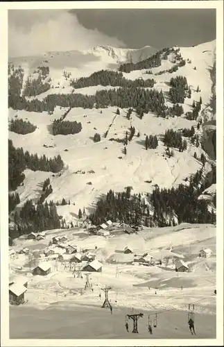 Hirschegg Kleinwalsertal Vorarlberg Ortsansicht mit Heuberg Skilift Gehrenspitze und Gundkopf Kat. Mittelberg